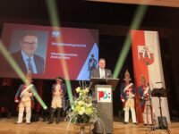 Ob Markus Zwick umrahmt von den Grenadieren bei seiner Rede. Foto: Müller