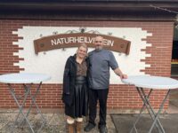 Danijela und Dragan Horvat vor ihrer neuen Gaststätte dem Naturheil. Foto: Müller