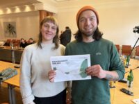 Katja Beerhalter und Daniel Lindemann vom Planungsbüro GDLA mit den Plänen für die Landesgartenschau. Foto: Müller