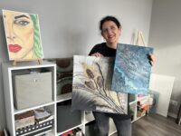 Die Pirmasenser Künstlerin Bärbel Kettenring mit einigen ihrer Werke. Foto: Müller