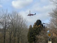 Der Hubschrauber kreist über der Hanizthalde in Pirmasens. Foto: Müller
