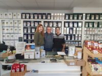 Anna Schwindt, Alt-Chef Eugen Engel und seine Nachfolgerin Andrea Pokluda im Laden. Foto: Schepp