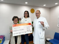 Spendenübergabe des Westpfalzküken e. V. (v.l.n.r.): Birgit Neuhs, 1. Vorsitzende des Vereins; Kerstin Spiry, Schriftführerin; Peter Weiss, Chefarzt der Klinik für Kinder- und Jugendmedizin am Städtischen Krankenhaus Pirmasens (Foto: Städtisches Krankenhaus Pirmasens)