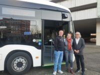 Bereit zur Abfahrt: Fahrer Günther Andreas und die Gästeführer Claudia Ginkel undLothar Leiner. Foto: Schepp