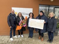 Daniela Ohnesorg (mit Blumenstrauß) bei der Spenden-Übergabe mit den Verantwortlichen von Hospiz und Jugendhilfe. Foto: Müller