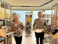 Bücherei-Chefin Ulrike Weil und Dezernent Denis Clauer. Foto: Müller