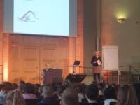 Autorin Ute Krause liest und die Kinder lauschen gebannt. Foto: Schepp