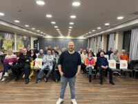 Tobias Scheid mit den Teilnehmern des ChatGPT-Seminars. Foto: Müller
