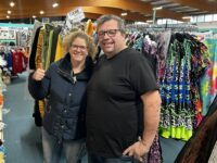 Immer gut gelaunt. Oliver Vafiadis der Chef und das Gesicht von VABO mit Kundin Kerstin Persang. Foto: Petry