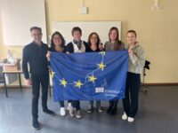 Die Lehrer des Erasmus Austausch-Programms mit der Europa-Fahne. Foto: Müller