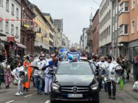 Proppenvolle Straßen, hier beim Wagen des TVP. Foto: Müller