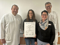 von links: Dr. med. Patrick Lutz (Chefarzt der Klinik für Unfallchirurgie und Orthopädie / Leiter des EndoProthetikZentrums Pirmasens), Wiebke Herzhauser (Medizincontrolling), Heidi Helfrich (Beauftragte für Medizinproduktesicherheit), Oberarzt Dejan Ramusovic (Facharzt Orthopädie und Unfallchirurgie). Foto: privat