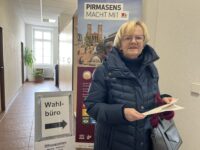 Elfi Donie beim Gang ins Wahllokal bei der Bundestagswahl. Foto: Müller