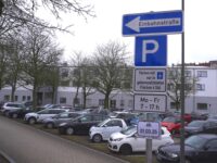 Ab 3. März 2025 müssen Autofahrer auf dem Messe-Parkplatz P1 eine Parkscheibe auslegen. Entsprechende Hinweisschilder wurden bereits montiert. (Foto: Stadtverwaltung Pirmasens / Max Mahr)