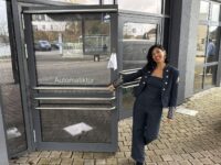 Noch wird von Rita nicht verraten, wie es hinter Tür in der Baustelle zum neuen Café „La Bodeguita de Rita“ ausschaut. Foto: Petry