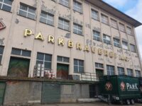 Auch am Gebäude nagt der Zahn der Zeit: Das Gebäude der Parkbrauerei in der Zweibrücker Straße. Foto: Schepp