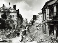 Pirmasens 1945 zur Stunde Null: Blick in die fast unpassierbar gewordene Rodalber Straße. Links die schwer mitgenommenen Gebäude der Parkbrauerei. (Foto: Sammlung Stadtarchiv Pirmasens)