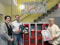 Claudia Holzmann von der Landesbüchereistelle, Dezernent Denis Clauer und Bücherei-Chefin Ulrike Weil führen die Bibliothek der Dinge vor. Foto: Müller