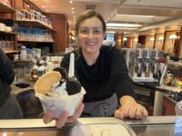 Oliva Luisa Alfarano vom Eiscafé „Venezia“ in der Fußgängerzone. Foto: Müller