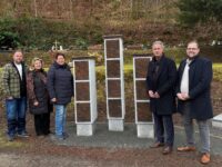 Übergabe der neuen Urnenstelenhaine auf dem Friedhof Niedersimten (von links): WSP-Mitarbeiter Mathias Schneller, Anja Helfer-Müller vom Garten- und Friedhofsamt, SPD-Ortsbeiratsmitglied Christine Heß, Bürgermeister Michael Maas, sowie Ortsvorsteher Lukas Eitel. (Foto: Stadtverwaltung Pirmasens)