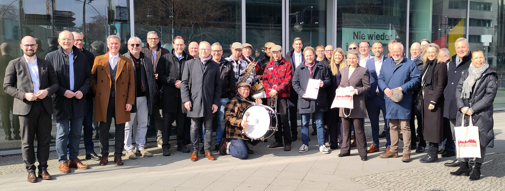 Bürgermeister und Kämmerer mit der Band „It's live“ vor dem Konrad-Adenauer-Haus. Foto: frei