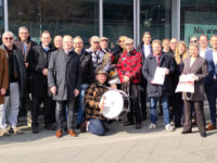Bürgermeister und Kämmerer mit der Band „It's live“ vor dem Konrad-Adenauer-Haus. Foto: frei
