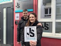 Sind glücklich mit ihrem Geschäft JS Folientechnik: Sascha Walch und Jasmina Zimmerman. Foto: Müller
