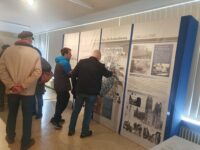 Die Stadtführung startet bei der Sonderausstellung zum Luftangriff im Alten Rathaus. Foto: Schepp