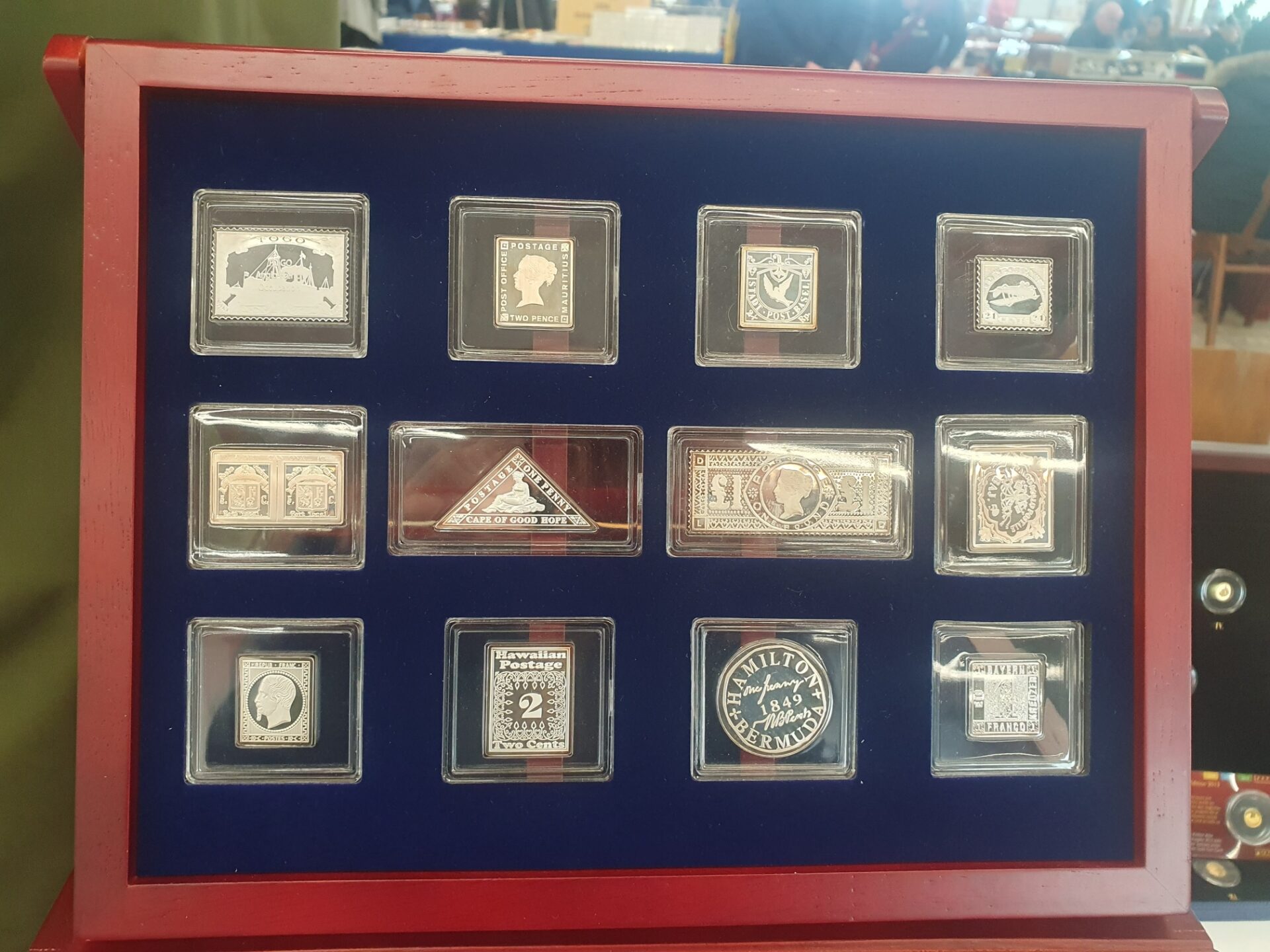 Ein weiteres Highlight ist eine Kollektion historischer Briefmarken, geprägt in Silber. Foto: Schepp