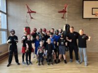 Schon die ganz Jungen sind dabei: Gruppenfoto der Boxer mit den Trainern. Foto: Müller