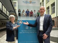 Erfolgreiche AZAV-Zertifizierung des Bildungszentrums Pirmasens: Anja Hammel (Leiterin Bildungszentrum Pirmasens) und Bernd Henner (Pflegedirektor Städtisches Krankenhaus Pirmasens). Foto: Krankenhaus