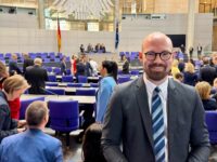 Bilic im Bundestag mit dem Adler im Hintergrund. Foto: Privat