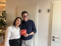 Mattia Polentes und seine Frau Assunta Capalbo haben jetzt offiziell eine "Nette Toilette" in ihrem Eiscafé in der Hauptstraße. Foto: Müller