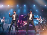 Sie sind im Auftrag des Herrn unterwegs: Die „Blues Brothers“ Jake und Elwood. Die Musical-Adaption des Kultfilms ist am Sonntag, 27. April 2024, in der Pirmasenser Festhalle zu erleben. (Foto: Daniel Gimmer)