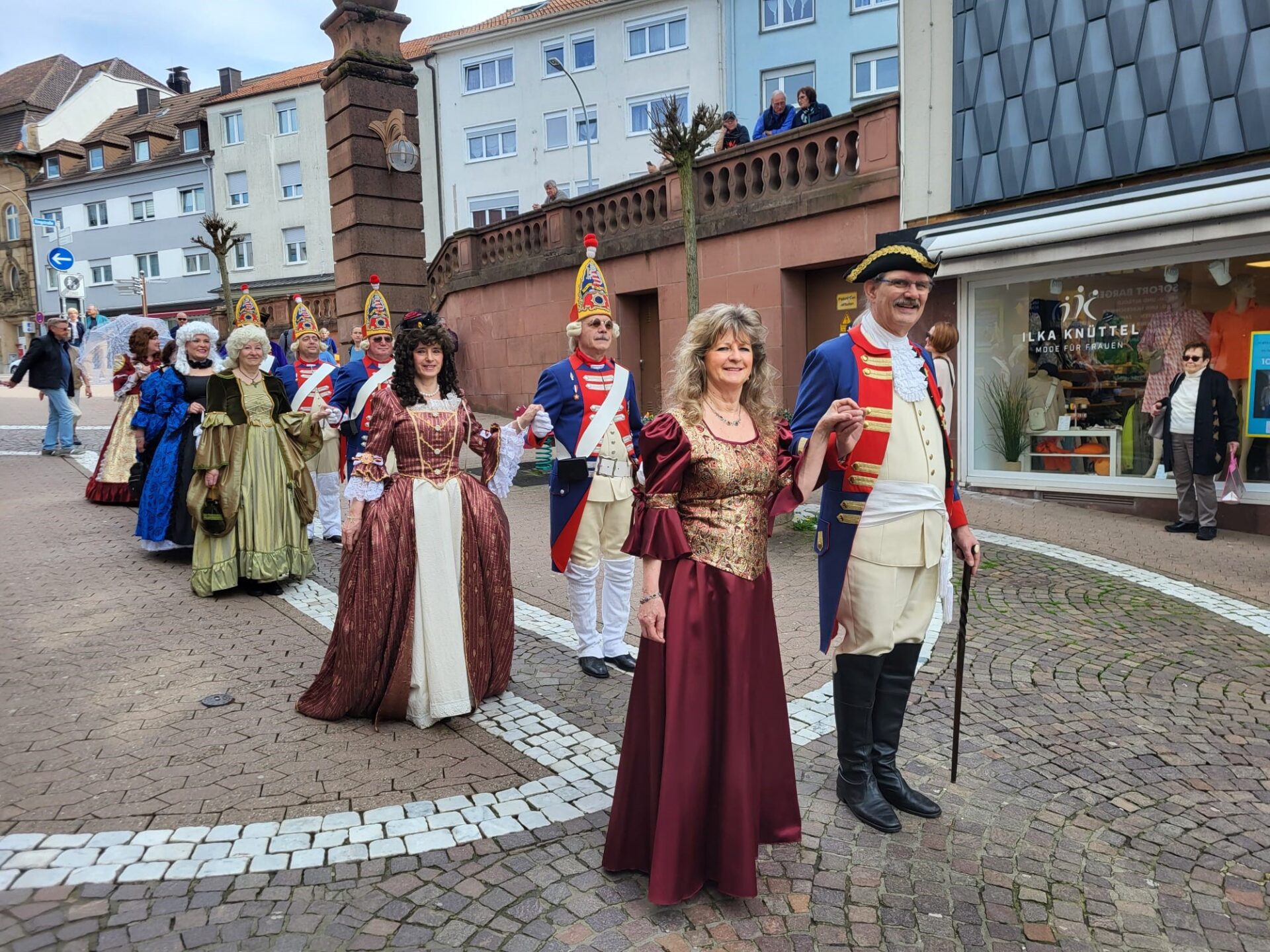 Der Staat hält Hof. Einzug durch die edle Gasse der Landgrafenstadt zum Prunkplatz der historischen Lustbarkeit. Foto: CVP