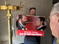 Kinobetreiber Groß mit einem Filmposter