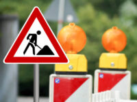 Verkehrsschild und Absperrung an einer Baustelle