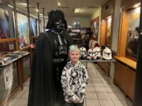 Der junge Till mit Darth Vader vor der Helm-Sammlung. Foto: Müller