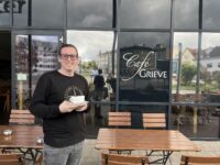 Letztes Bild mit altem Schriftzug: Nächste Woche kommt das Logo von Josh auf die Fenster. Foto: Müller