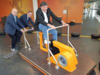 Einweihung des neuen Luftkissenfahrzeugs: Michael Schieler und Peter Kuntz schieben Dynamikum-Geschäftsführer Rolf Schlicher an. Foto: privat