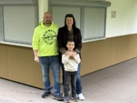 Alles neu im Neuffer Die Feierverleiher Rebecca und Torsten Dexheimer mit Söhnchen