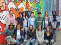 Zwick und Schüler vor Wand