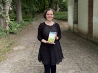 Persephone Haasis vor dem Carolinensaal