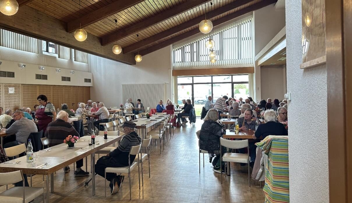 Ein Nachmittag voller Begegnungen – Erstes Senioren-Sommerfest auf dem Kirchberg