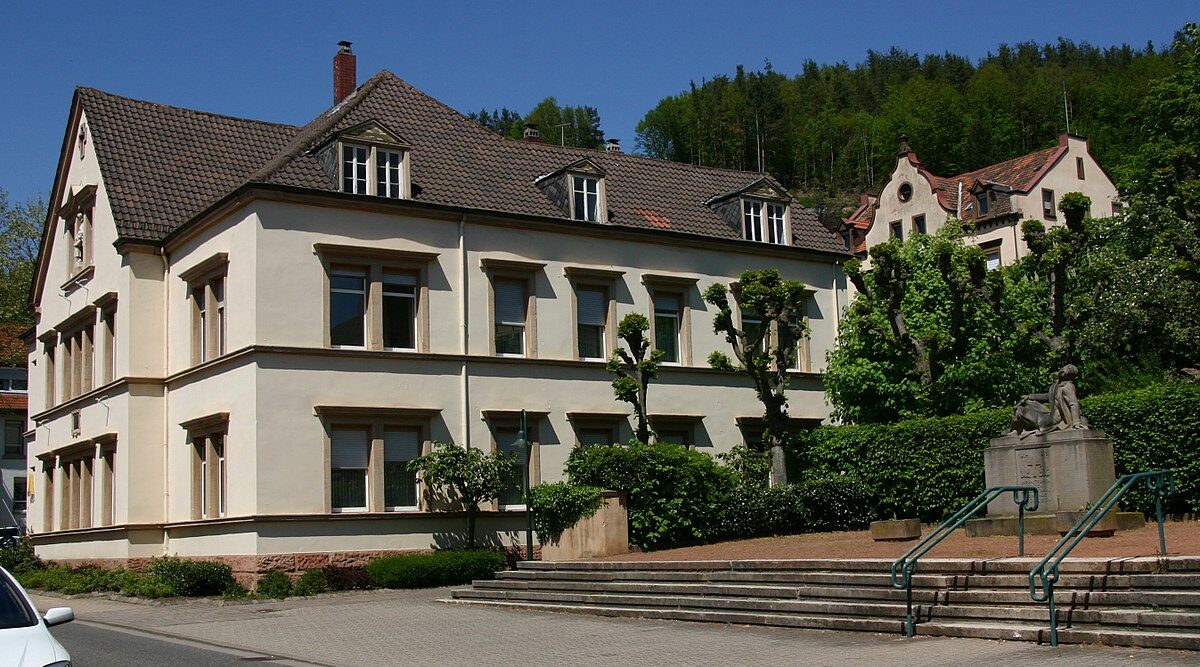 1200px-Rodalben-Pfarrer_Dr._Lederer-Haus-Schulstrasse_9-2-gje