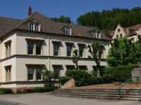 1200px-Rodalben-Pfarrer_Dr._Lederer-Haus-Schulstrasse_9-2-gje