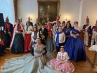Ein prächtiges Bild im Landgrafensaal mit Prinzessinnen und Prinzen die zum Rathaussturm nach Pirmasens gekommen sind