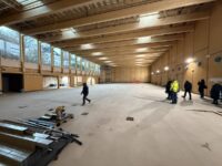 So siehrt sie derzeit von Innen aus, die neue hochmoderne Zweifeldsporthalle mit der größe 45×22 Meter