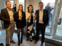 Eingerahmt vom Beigeordneten Denis Clauer und Bürgermeister Michael Maas, die Künstlerin Celin Peter und Parxisinhaberin Alexandra Zäuner