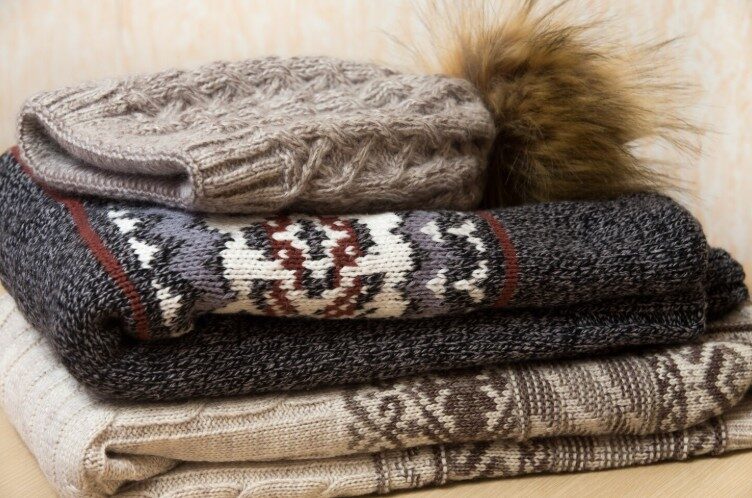 Offener Schrank Kleidung